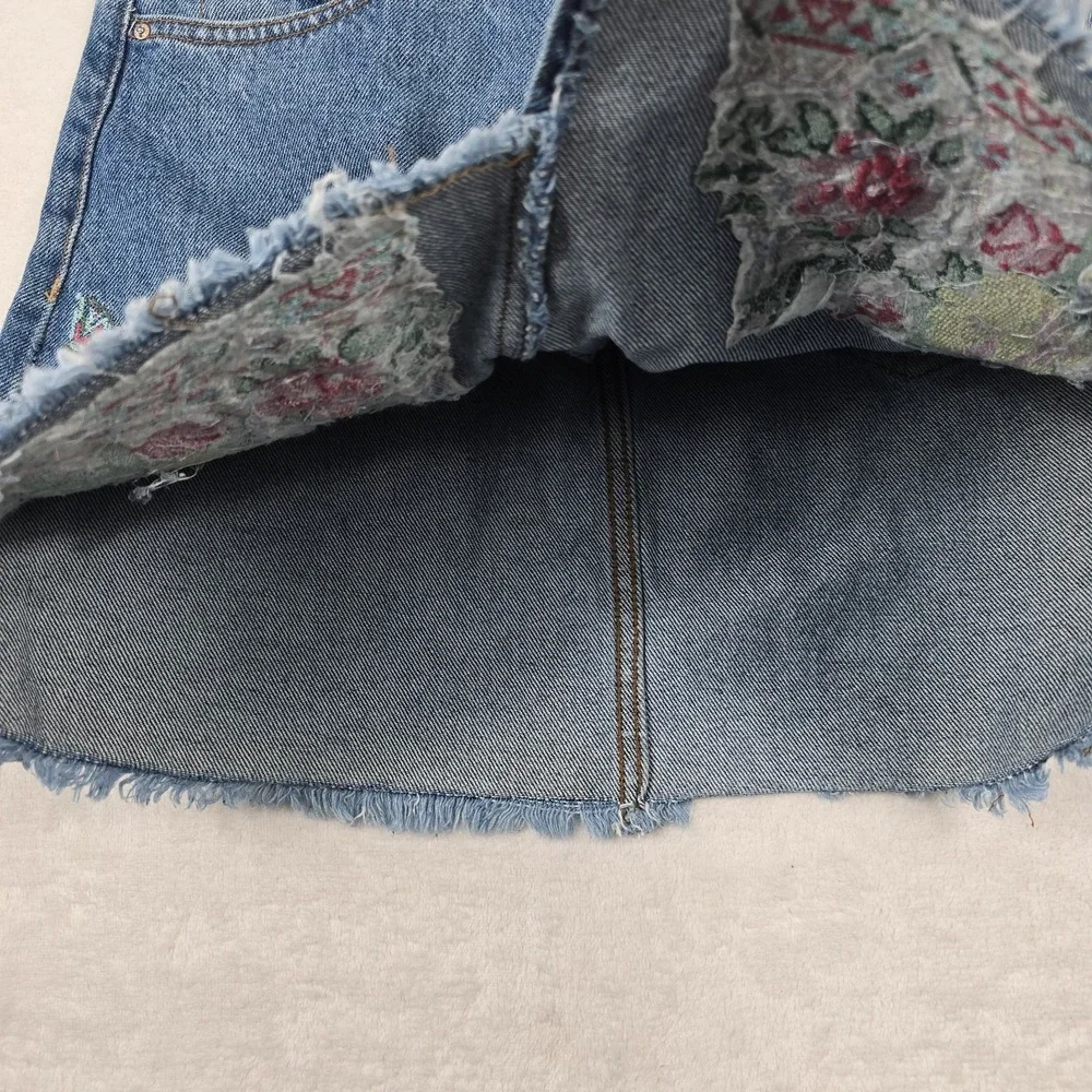 NYC Trends Women's Size Medium Embroidered Floral Denim Skirt NWOT‎